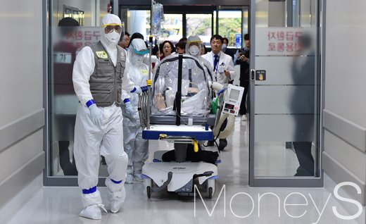 [머니S포토] 감염환자 이송하는 세브란스 병원 의료진