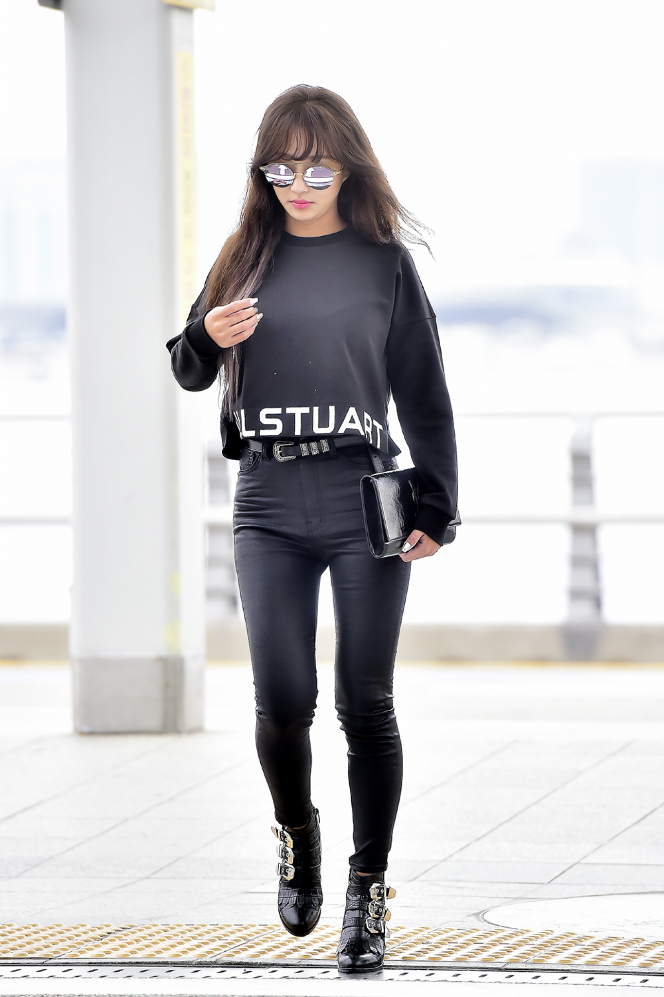 [★공항패션] 효린, 블랙 크롭티로 뽐낸 섹시美… 