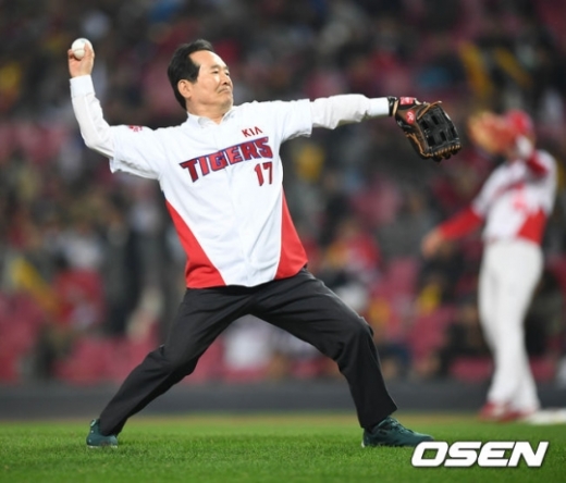 정세균 국회의장이 한국시리즈 2차전에서 시구자로 나섰다. /사진=OSEN
