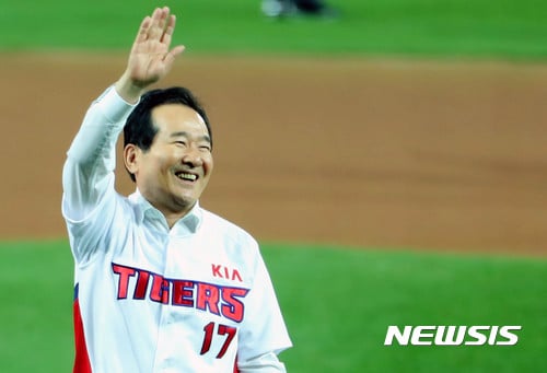 정세균 국회의장, 한국시리즈 2차전 시구… 