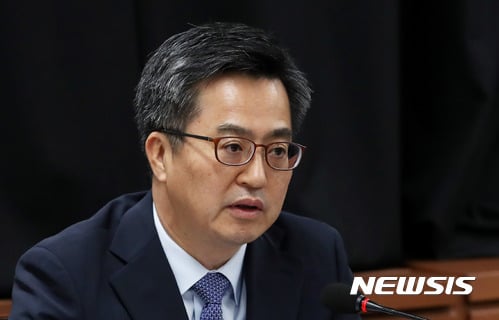 정부가 공공기관 채용비리 근절을 위해 부처 합동 특별조직을 구성하기로 했다. 김동연 경제부총리 겸 기획재정부 장관이 27일 오전 정부서울청사에서 열린 관계장관 긴급간담회에서 모두발언하고 있다. /사진=뉴시스