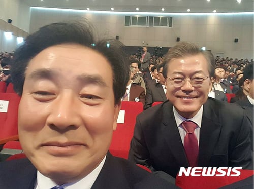 송기섭 진천군수가 문재인 대통령과 함께 찍은 셀카 사진이 화제다. /사진=페이스북 캡처