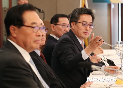 27일 서울 중구 프레스센터에서 열린 역대 부총리·장관 초청 만찬 간담회에서 김동연 경제부총리 겸 기획재정부 장관이 모두발언을 하고 있다. /사진=뉴시스