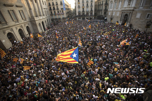 27일(현지시간) 스페인 바르셀로나에서 카탈루냐 자치의회의 분리독립 선포안 가결을 축하하는 집회가 진행되고 있다./사진=뉴시스