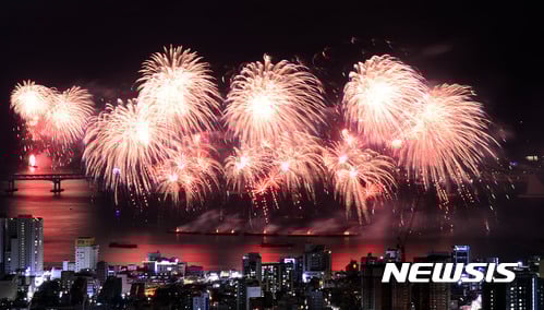 오는 28일 광안리해수욕장에서 '제13회 부산불꽃축제'가 열린다. 사진은 지난해 부산불꽃축제 모습./사진=뉴시스 