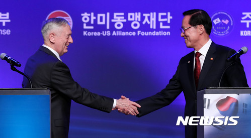 제49차 연례 한미 안보협의회의(SCM) 계기 한미동맹 환영만찬 행사가 열린 27일 오후 서울 용산구 그랜드하얏트호텔에서 송영무 국방부 장관과 제임스 매티스 미국 국방부 장관이 각각 환영사와 답사를 한 후 손을 맞잡고 있다./사진=뉴시스 