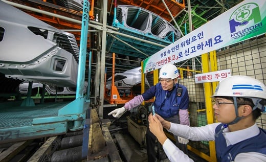 현대차그룹 직원들이 ‘안전신문고’를 이용해 현장의 위험 요소를 제보하는 모습. /사진=현대차그룹 제공