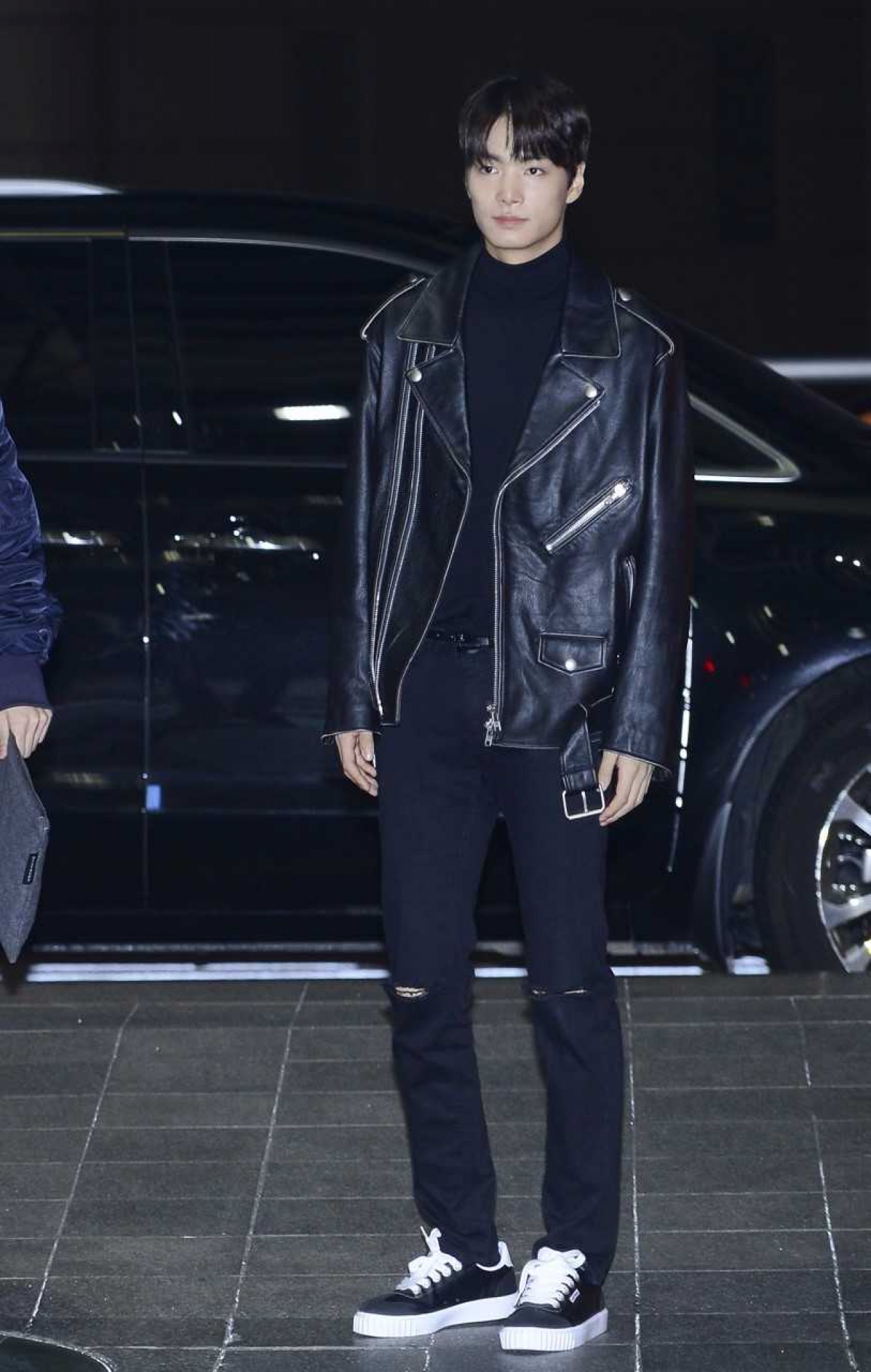 [★공항패션] 뉴이스트W, 시크한 블랙 스타일링… 