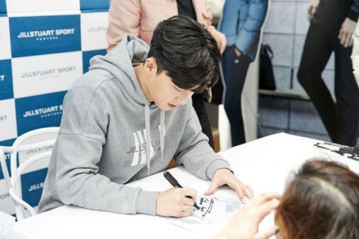 [★패션] 박서준, 부산 여심 사로잡은 '살인 눈웃음'
