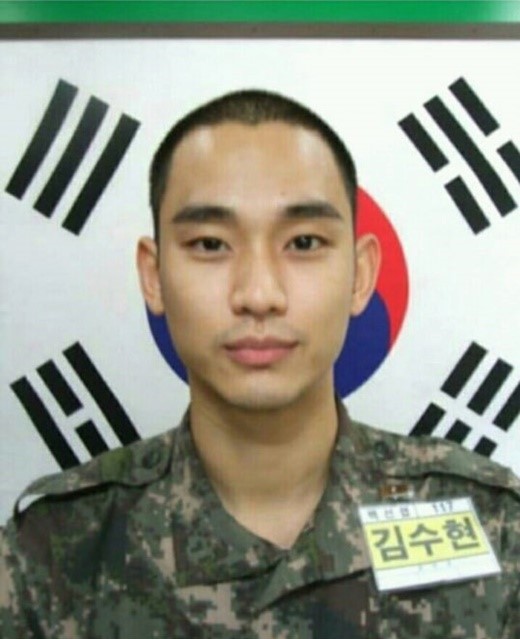 김수현, 훈련소 사진 속 완벽한 비주얼… 