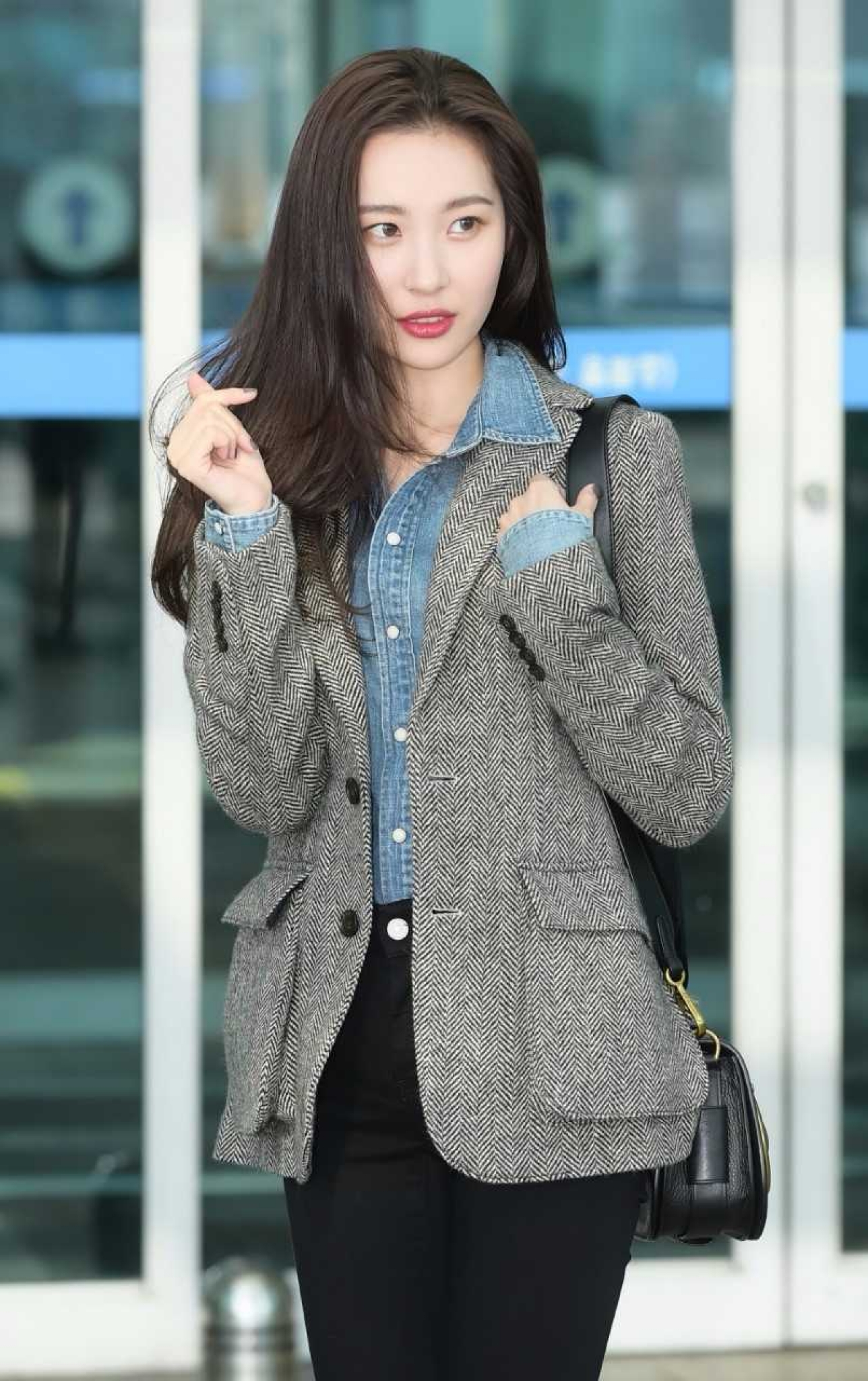 [★공항패션] 선미, 클래식 캐주얼 룩도 완벽 소화… 