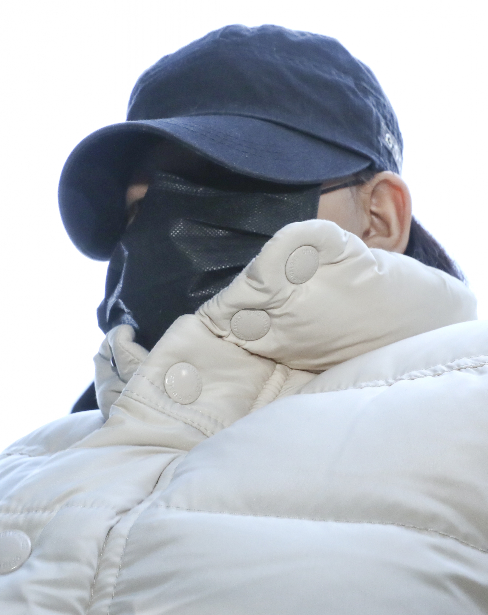 이영학 딸 구속. 중학생 딸의 친구를 살해하고 유기한 혐의를 받고 있는 '어금니 아빠' 이영학씨의 딸 이모양이 30일 서울 도봉구 서울북부지법으로 구속 전 피의자 심문(영장실질심사)을 받기 위해 들어가고 있다. /사진=뉴시스