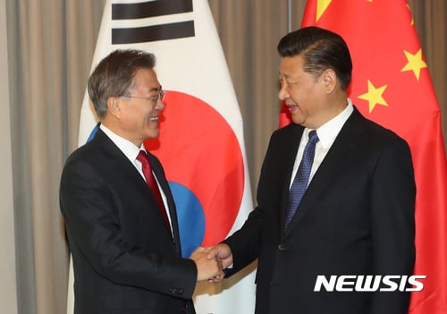문재인 대통령이 다음달 열리는 APEC 회의를 계기로 시진핑 중국 국가주석과 정상회담을 가질 계획이다. 사진은 지난 7월 독일 베를린에서 열린 한-중 정상회담 당시 모습. /자료사진=뉴시스