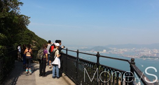 홍콩의 대표적인 산책길인 루가드 로드에서 킥보드를 즐기는 어린이들과 홍콩을 조망하는 관광객들. 이 길을 따라 해튼 로드로 내려오면 홍콩대학이다. /사진=박정웅 기자