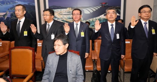 최치훈(왼쪽부터) 삼성물산 사장, 임병용 GS건설 사장, 조기행 SK건설 부회장, 강영국 대림산업 사장, 정수현 현대건설 사장이 지난달 31일 오후 서울 여의도 국회 국토교통위원회 회의실에서 열린 2017 국정감사에 참석해 증인 선서를 하고 있다. /사진=뉴시스 배훈식 기자