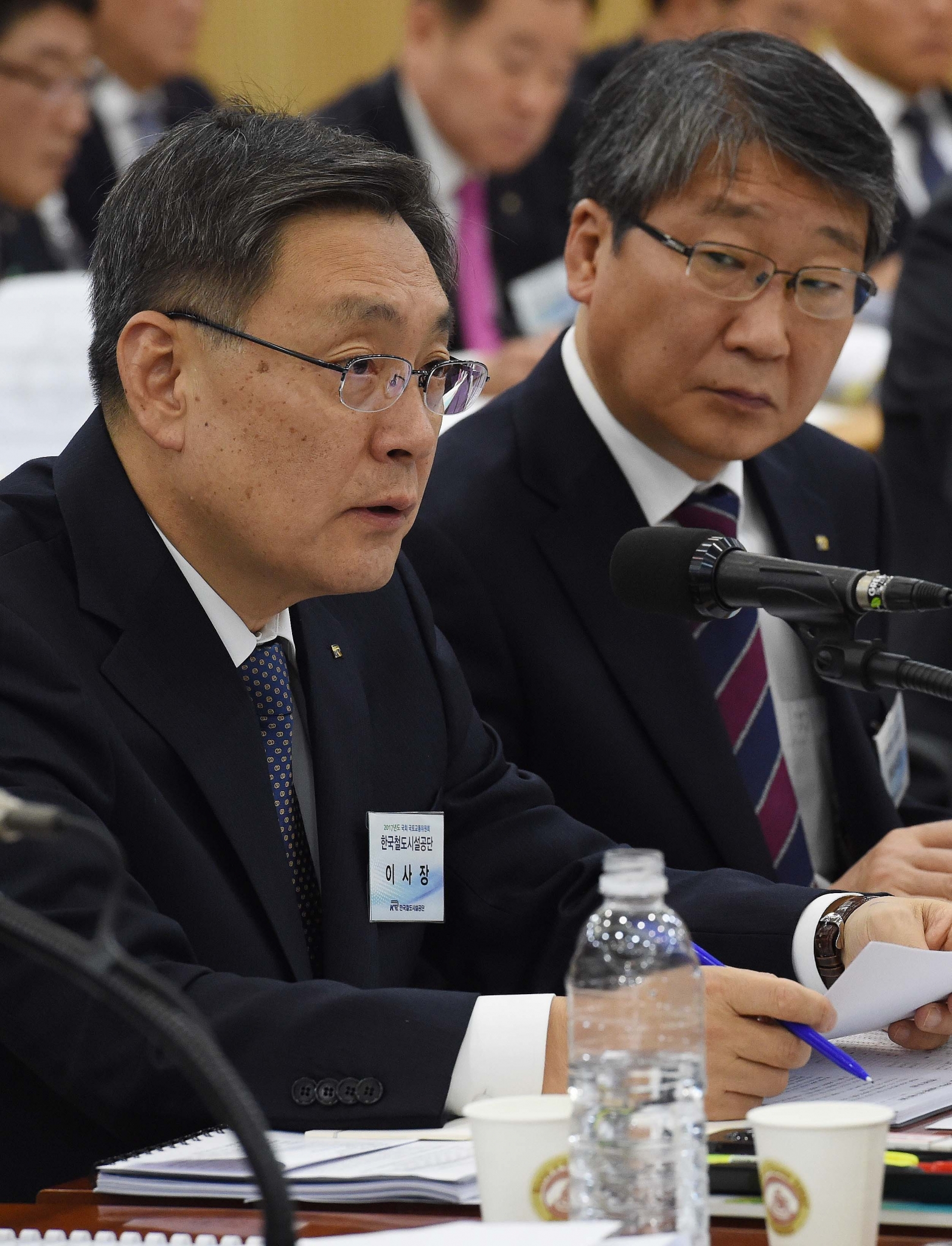 한국철도시설공단. 강영일 한국철도시설공단 이사장(왼쪽)이 지난달 20일 대전 중구 한국철도공사에서 열린 국토교통위원회의 한국철도공사 및 한국철도시설공단에 대한 국정감사에서 의원들의 질의에 답변하고 있다. /사진=뉴시스