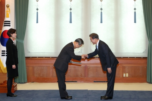 우윤근 주러대사. 문재인 대통령(오른쪽)이 지난달 25일 서울 종로구 청와대에서 우윤근 주러시아대사에게 신임장을 수여하고 있다. /사진=뉴스1