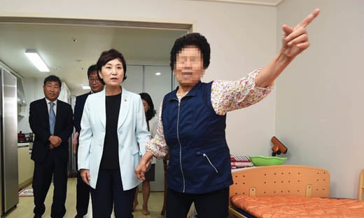 지난달 경기 성남 위례공공실버주택에 위치한 독거노인 가정을 방문한 김현미 국토부 장관. /사진=뉴시스 이정선 기자