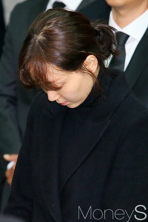[머니S포토] 고 김주혁 발인, 수척해진 이유영