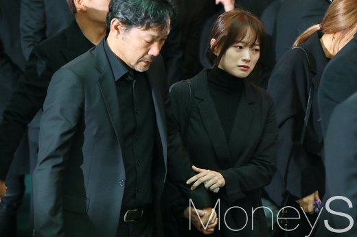 [머니S포토] 김주혁 발인, 넋잃은 정진영·침통한 천우희