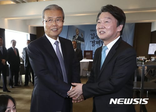김종인 전 더불어민주당 비상대책위원회 대표(왼쪽)가 '김종인의 경제민주화' 출판기념회에서 안철수 국민의당 대표와 인사를 나누고 있다. /사진=뉴시스