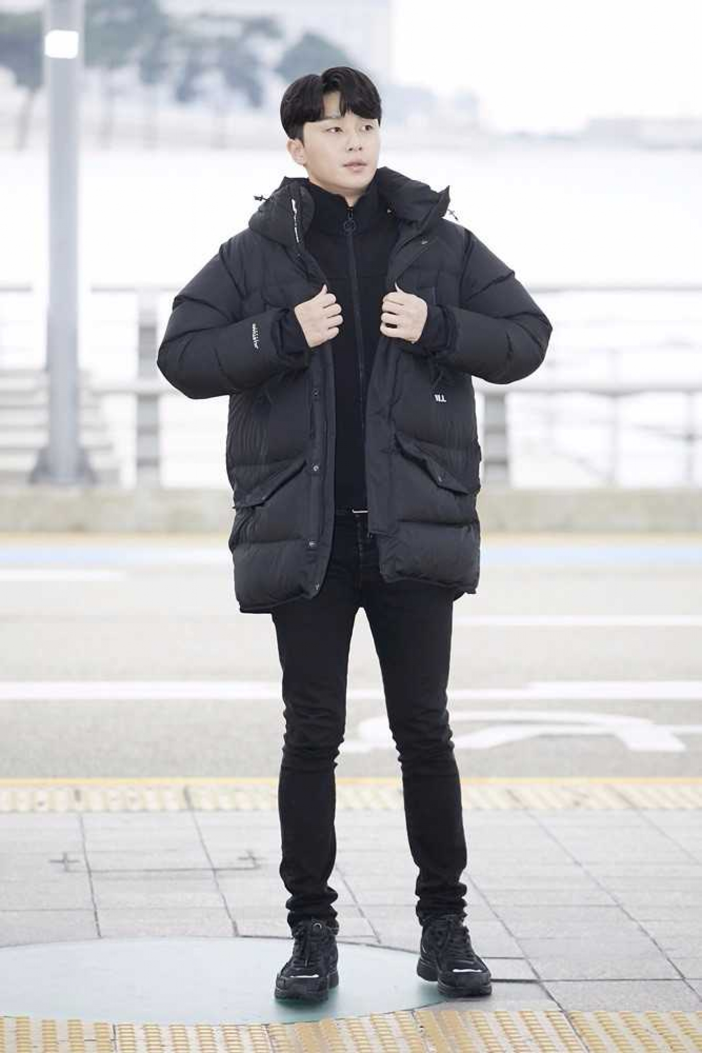 [★공항패션] 박서준, 머리부터 발끝까지 '올블랙'… 