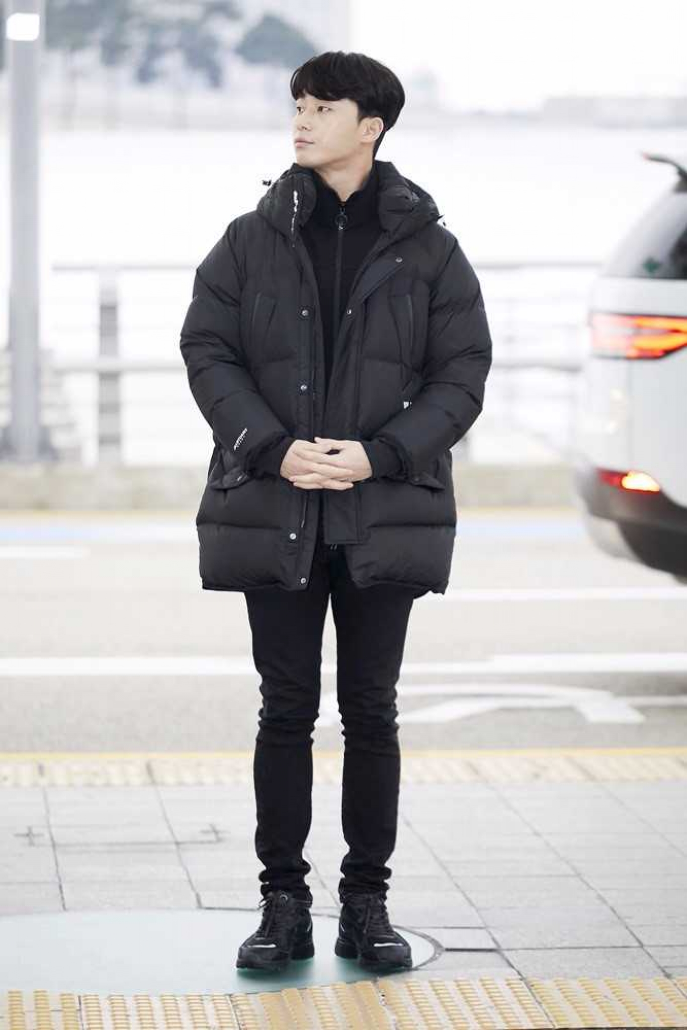 [★공항패션] 박서준, 머리부터 발끝까지 '올블랙'… 
