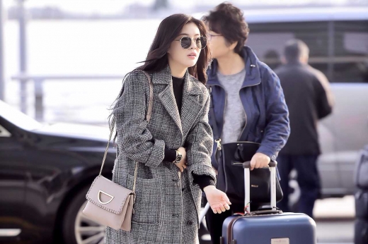 [★공항패션] 이선빈, 롱 체크코트로 뽐낸 여성미… 