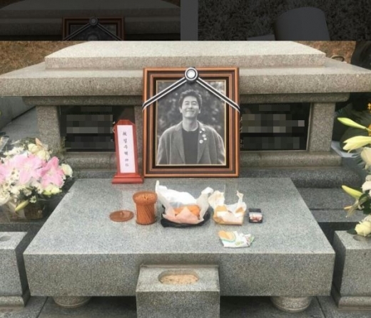 김주혁 납골묘, 홍석천 