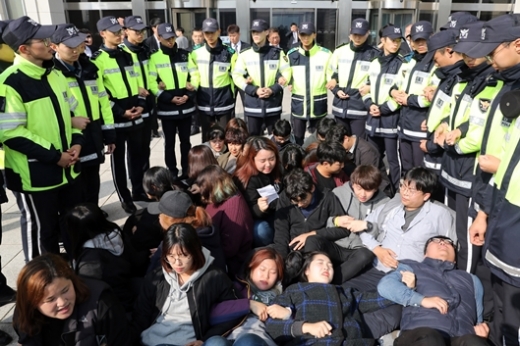 국회 기습시위. 한국진보연대가 3일 서울 영등포구 국회의사당 본관 계단에서 도널드 트럼프 미국 대통령의 국회 방문을 반대하는 시위를 하고 있다. /사진=뉴스1
