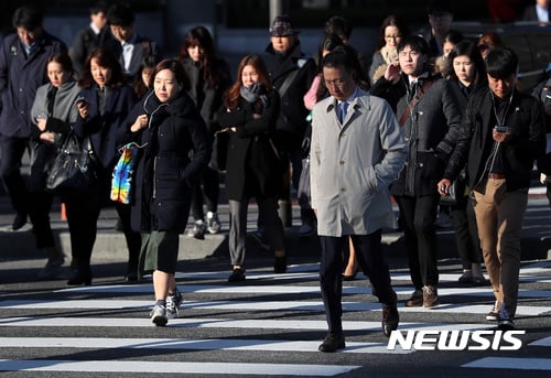 [오늘·주말 날씨] 전국 낮부터 맑음… '강한 바람' 체감온도↓