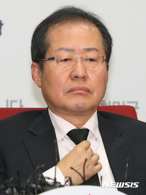 '박근혜 출당'에 친박 반발… 홍준표 “조용히 떠나라” 맞서