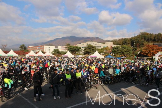 4일 오전 동양대학교 대회 장소를 가득 메운 백두대간 그란폰도 참가자들. /사진=박정웅 기자