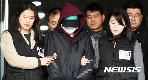 존속살해 공모 등의 혐의를 받고 있는 용인 일가족 살인사건 피의자 김모 씨(35)의 아내 정모 씨(32)가 4일 오후 경기 용인동부경찰서에서 영장실질심사가 열리는 수원지방법원으로 이동하고 있다. /사진=뉴시스 이정선 기자