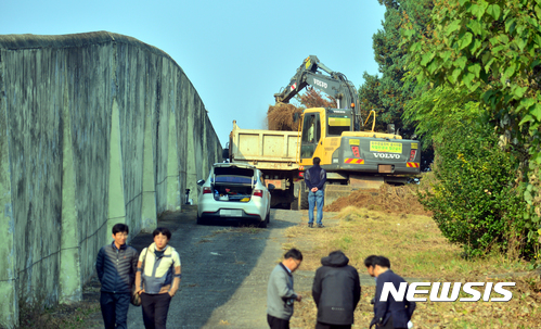 4일 오전 광주 북구 옛 광주교도소 북측 담장 인근에서 5·18기념재단 등이 중장비를 동원해 암매장 추정지 유해 발굴 작업을 하고 있다. /사진=뉴시스