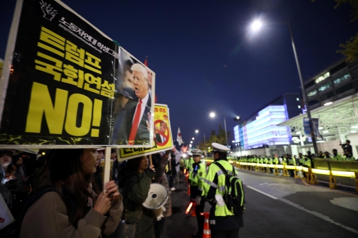 트럼프 집회. 4일 오후 서울 종로구 르메이에르 빌딩 앞에서  ‘NO 트럼프 NO WAR 범국민대회를 마친 참가자들이 주한미국대사관 앞에서  '트럼프 방한반대' 피켓을 들고 구호를 외치고 있다. /사진=뉴시스