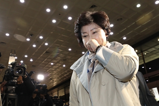 5일 서울지방경찰청 광역수사대는 가부키 증후군으로 고 김광석씨의 딸 서연양이 갑자기 사망했을 수 있다는 의료진의 소견을 공개했다. 사진은 가수 고 김광석씨의 부인 서해순씨가 딸 서연양 사망 의혹 사건과 관련해 조사를 마친 뒤 지난달 16일 오후 서울 종로구 서울지방경찰청을 나서고 있다. /사진=뉴스1