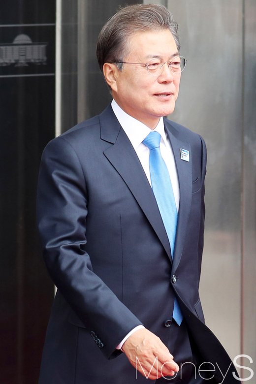 트럼프 방한 앞두고. 문재인 대통령이 지난 1일 서울 영등포구 국회에서 시정 연설을 마치고 퇴장하고 있다. /사진=사진공동취재단