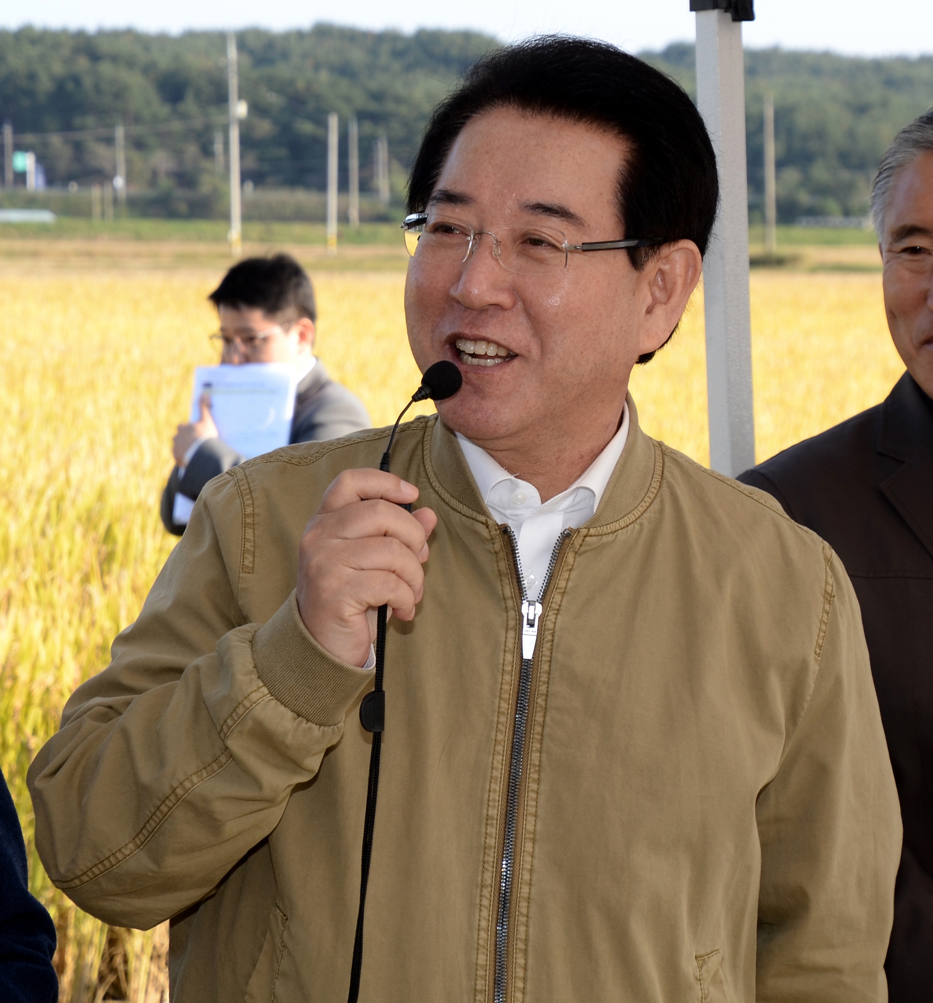 직불금. 김영록 농림축산식품부 장관이 지난달 24일 강원 양양군 손양면 상운뜰에서 열린 농업인들과의 간담회에서 인사말을 하고 있다. /사진=뉴스1