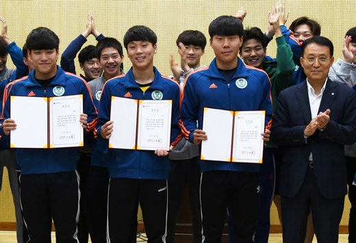 남상건 LG복지재단 이사장(오른쪽 첫번째)이 지난 3일 강원체육고등학교에서 성준용·김지수·최태준(왼쪽부터) 학생에게 ‘LG 의인상’을 전달한 후 기념사진을 촬영하고 있다. /사진=LG