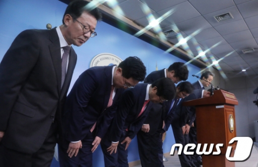 바른정당 의원 9명이 6일 탈당 기자회견을 열었다. /사진=뉴스1