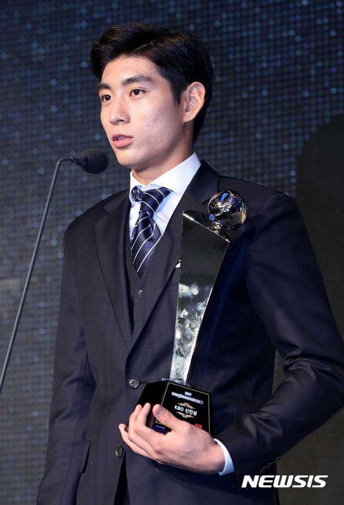 넥센의 이정후가 2017 KBO리그 시상식에서 신인상을 받았다. /사진=뉴시스