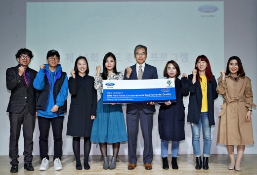 포드코리아 정재희 대표가 '2017 포드 환경 프로그램' 선정자들에게 후원금을 전달하고 기념 촬영을 하고 있다. /사진=포드코리아 제공