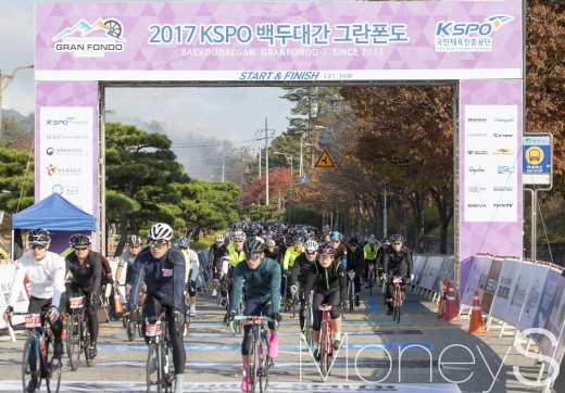 출발지인 동양대학교를 나서는 참가자들. /사진제공=국민체육진흥공단