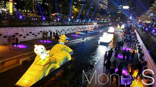 청계천에서 지난 3일 개최된 2017 빛초롱축제. 올해 테마는 2018 평창올림픽이다. /사진=박찬규 기자