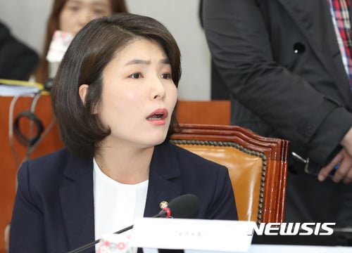 전희경 의원이 페이스북을 통해 임종석 청와대 비서실장에 대한 이념 논쟁을 이어갔다. /자료사진=뉴시스