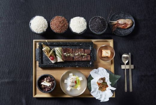 트럼프 美대통령. 풍정사계. 청와대가 7일 국빈 만찬 메뉴를 공개했다. 사진은 '360년 씨간장으로 만든 소스의 한우갈비구이와 독도새우 잡채를 올린 송이돌솥밥 반상'. /사진=청와대 제공