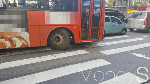 서울 광화문 인근의 한 도로 횡단보도에 보행신호를 무시한 채 침범한 광역버스 모습. /사진=김창성 기자
