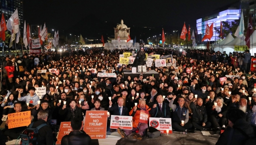 트럼프 숙소. NO트럼프공동행동이 7일 서울 종로구 광화문광장에서 '전쟁반대 평화실현 국민촛불' 집회를 하고 있다. /사진=뉴시스