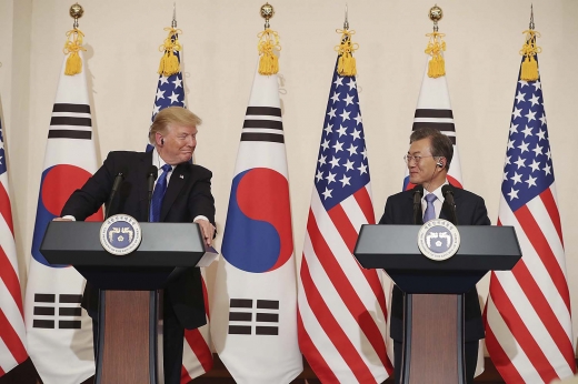 DMZ. 트럼프 DMZ. 도널드 트럼프 미국 대통령(왼쪽)과 문재인 대통령이 7일 서울 종로구 청와대에서 공동 기자회견을 하고 있다. /사진=청와대 제공